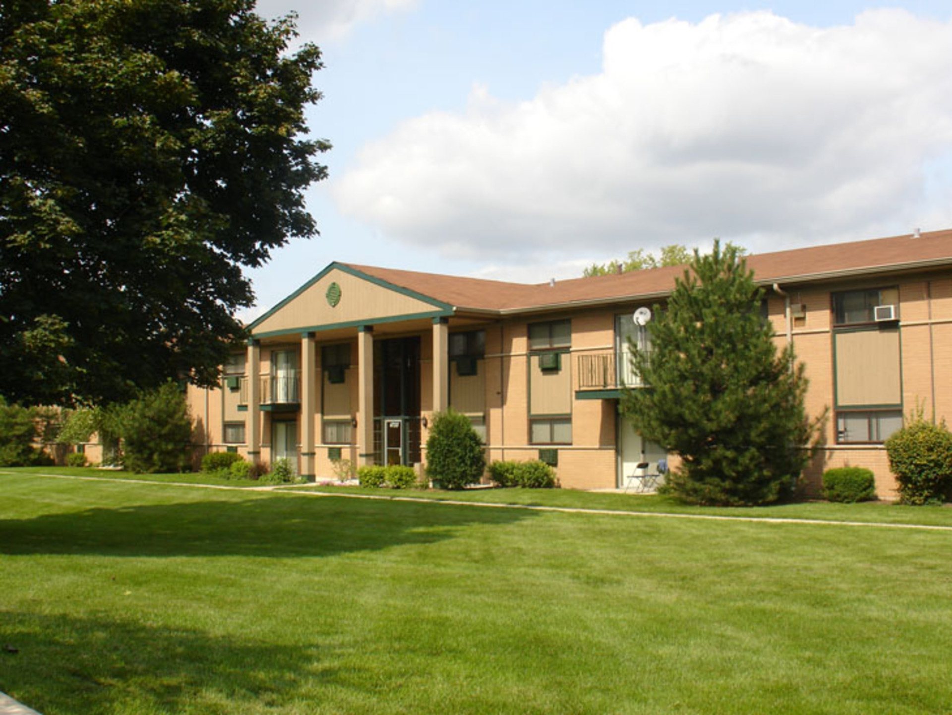 Pebblewood Court Condominiums